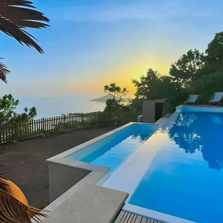 Sea-view For 11 Guests With A Heated Infinity Pool *